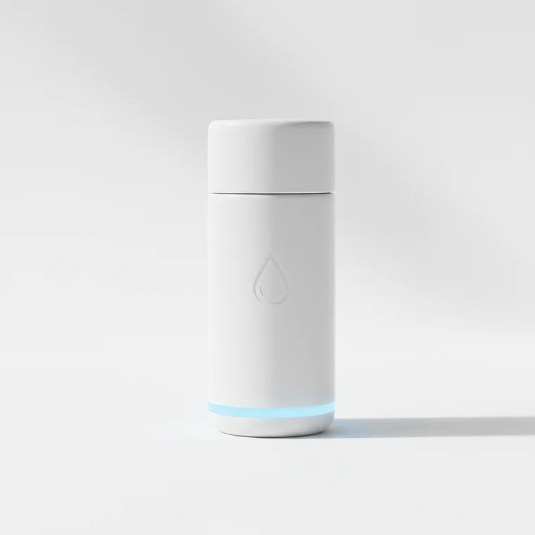 Osoba pracująca z domu przy biurku, planująca harmonogram dnia w home office z laptopem, notatnikiem i kubkiem kawy, aby odzyskać produktywność