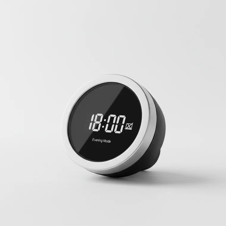 Osoba pracująca z domu przy laptopie, blokująca w kalendarzu spotkania online po 18:00, aby chronić równowagę między pracą a życiem prywatnym