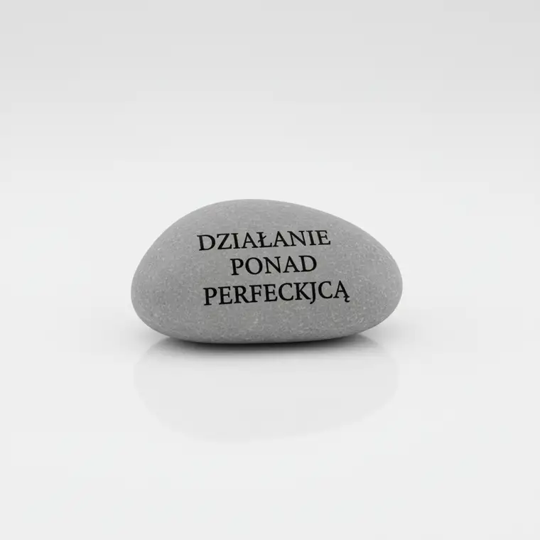 Osoba notuje inspirujące Marcin Wolski cytaty o produktywności i rozwoju osobistym, planując konkretne działania na kolejny dzień