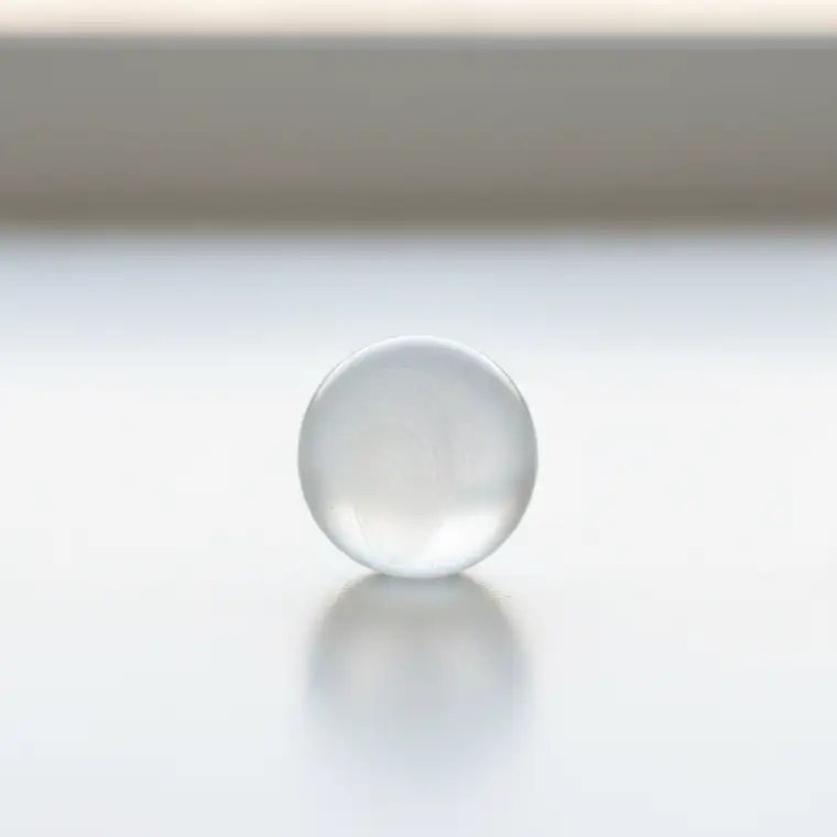 Mężczyzna pracujący nad rozwojem osobistym, obok symboliczne nagrody i odznaczenia, ilustrujące codzienne sukcesy zamiast medali