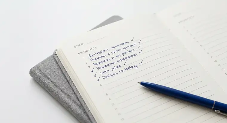 Biurkowy planner dzienny do pracy biurowej 2026, notatki, laptop i długopis, pokazujący skuteczne planowanie zadań